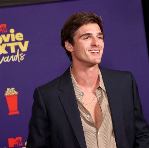 how tall.is jacob elordi|Jacob Elordi’s Reported Height Is 6’4” How Tall Is He。